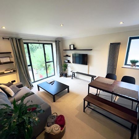 Ferienwohnung Modern And Cozy 2-Guest Flat With Gated Parking Kingston upon Thames  Exterior foto